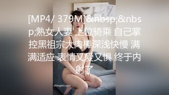 商场女厕近距离偷窥露肩短裙美女小口的肥鲍鱼