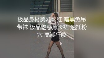 废话少说骚逼少妇就是欠操，露脸让纹身小哥后入抽插，掰开骚穴看特写，给骚逼舔出好多水无套抽插浪叫不断